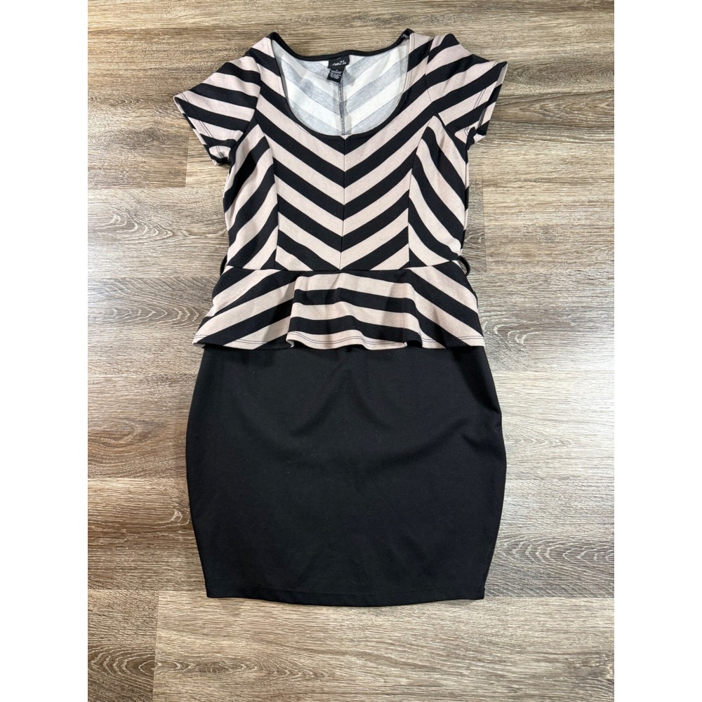 rue21 Womens Medium Peplum Dress Chevron Striped Short Sleeve‎ Black Tan Pencil